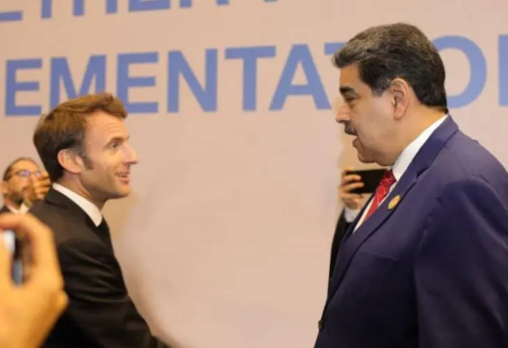 Emmanuel Macron, presidente de Francia, saludando a Nicol&aacute;s Maduro, presidente de Venezuela. / RR SS.