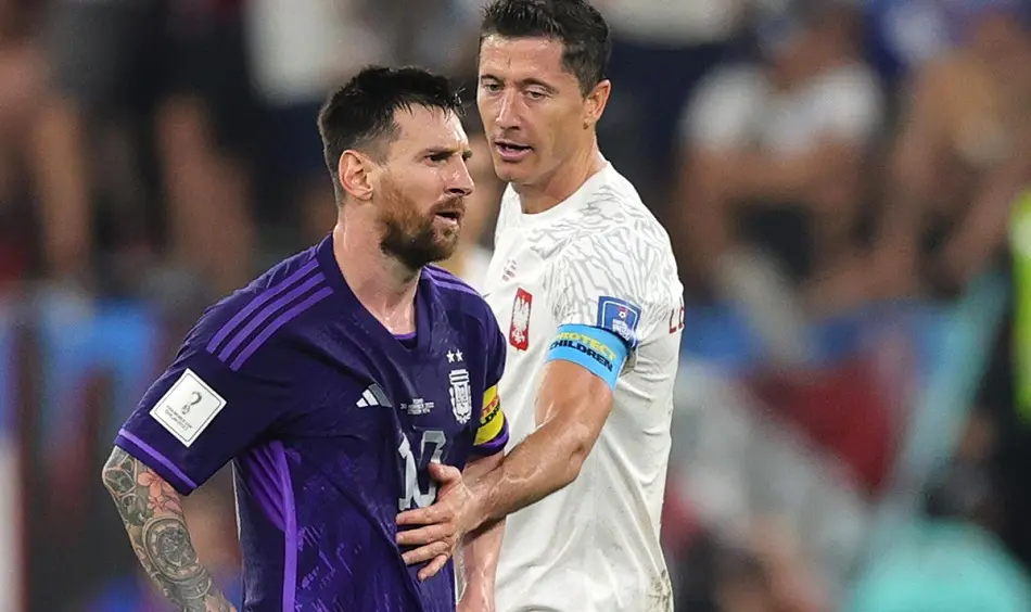 Messi y Lewandowski durante el partido de Argentina y Polonia