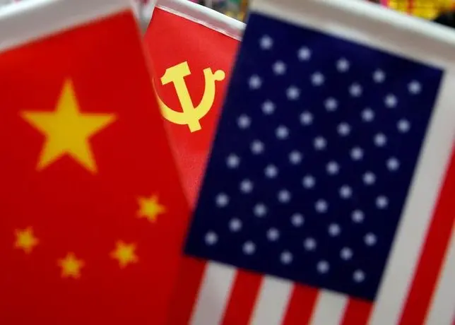 Banderas de China y de Estados Unidos. / Mundiario