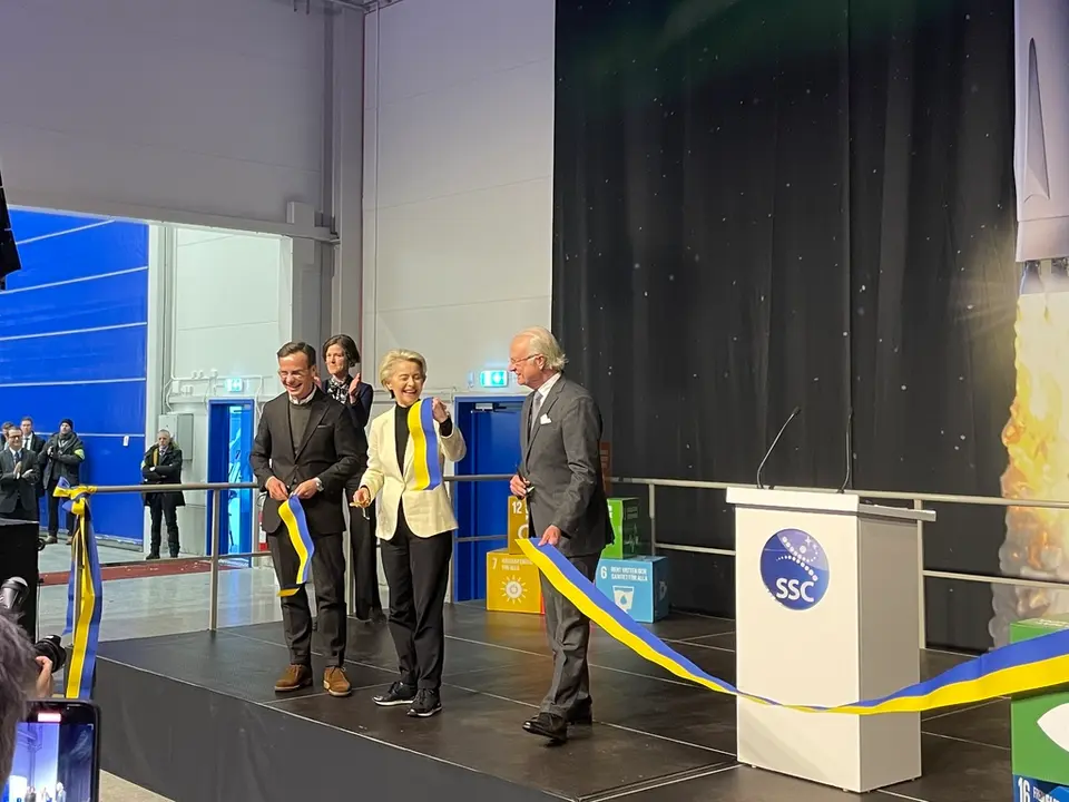 Ulf Kristersson, Ursula von der Leyen y el rey Carlos XVI Gustavo de Suecia en Laponia. /SSC
