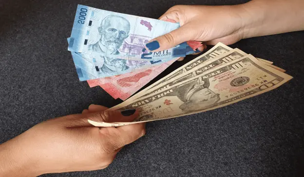 Tipo de d&oacute;lar. / RR SS