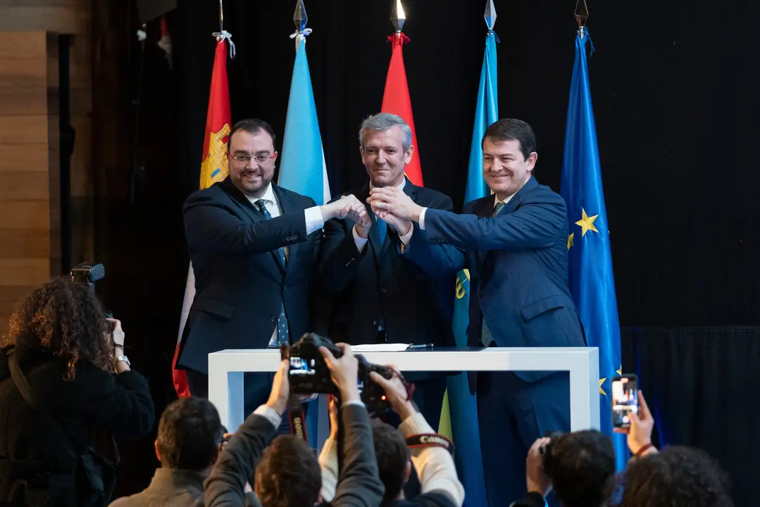 Los presidentes de Asturias, Galicia y Castilla-Le&oacute;n tras la firma de una declaraci&oacute;n institucional. / Mundiario