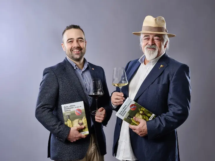 Alejandro y Luis Paad&iacute;n con la gu&iacute;a de vinos y bodegas gallegas con la que han conquistado el mercado internacional