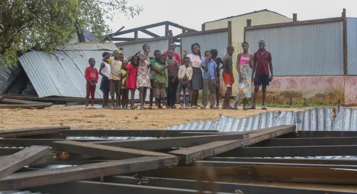 Un grupo de ni&ntilde;os frente a su escuela destruida por el cicl&oacute;n Freddy en la provincia de Inhambane, Mozambique. / UNICEF