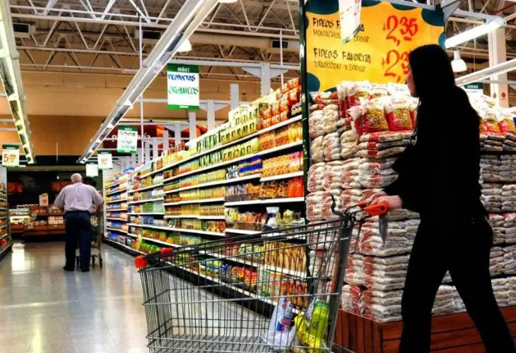 Una mujer compra en un supermercado. / RR SS