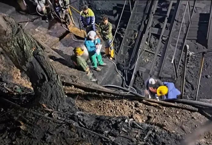 Rescatistas en escombros de la explosi&oacute;n de minas en Sutatuasa, Colombia. / RR.SS.