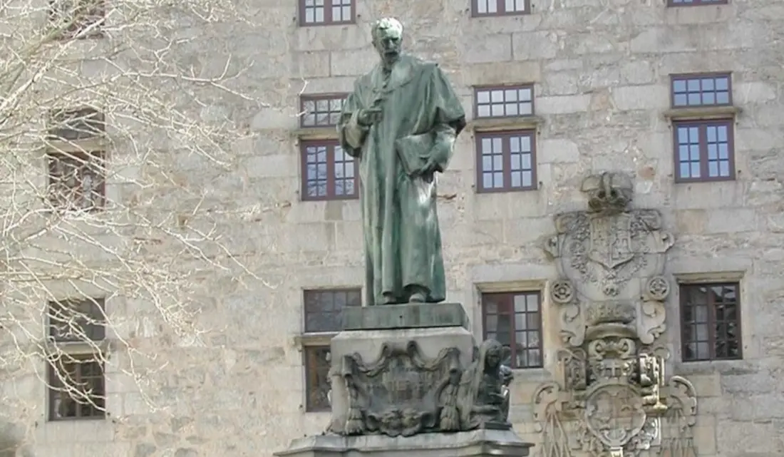 Montero Ríos, en la plaza de Mazarelos, en Santiago de Compostela. / RR SS