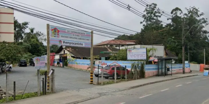 Entrada de la guarder&iacute;a Cantinho Bom en Blumenau (Brasil). / Captura de pantalla.