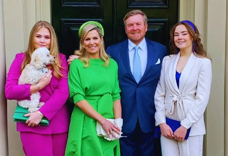 Los Reyes Guillermo Alejandro y M&aacute;xima junto a sus hijas, las princesas Amalia y Ariane. / RR SS.