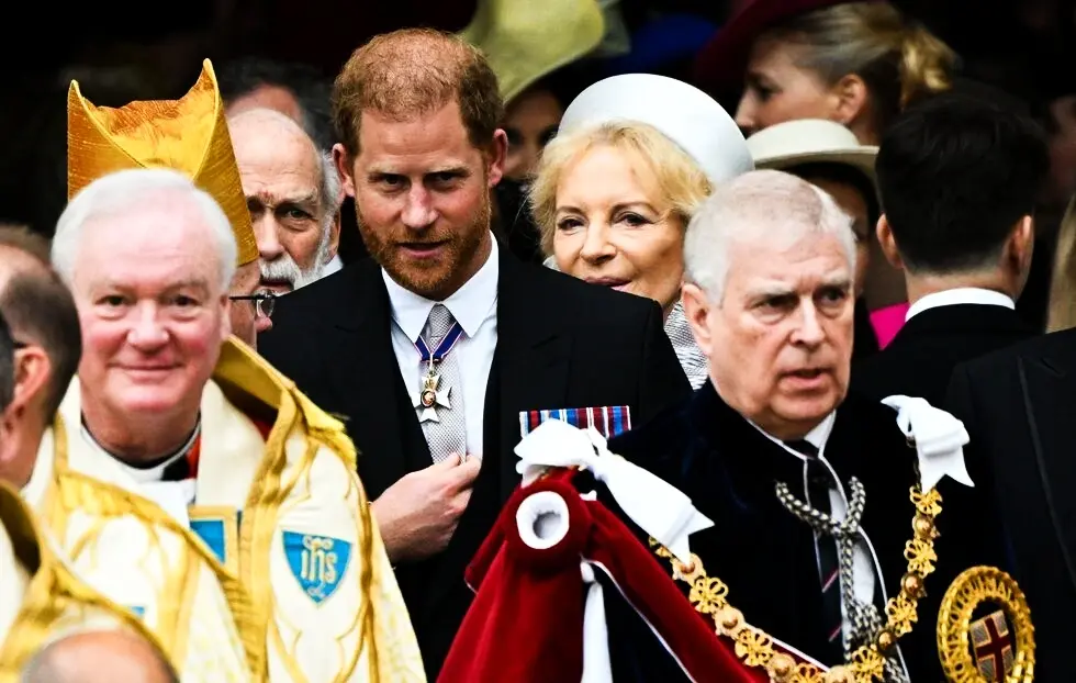 Enrique y Andr&eacute;s de Inglaterra en la coronaci&oacute;n de Carlos III. / Twitter.