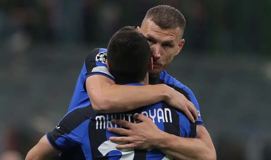 Edin Dzeko se abraza con Mjitari&aacute;n. @Inter