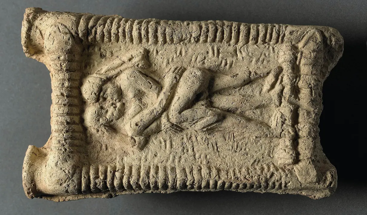 Modelo de arcilla babil&oacute;nico de 1800 a.C. mostrando una pareja bes&aacute;ndose. / RR.SS