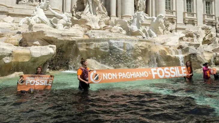 Activistas clim&aacute;ticos ti&ntilde;en de negro la Fontana de Trevi. / RR SS.