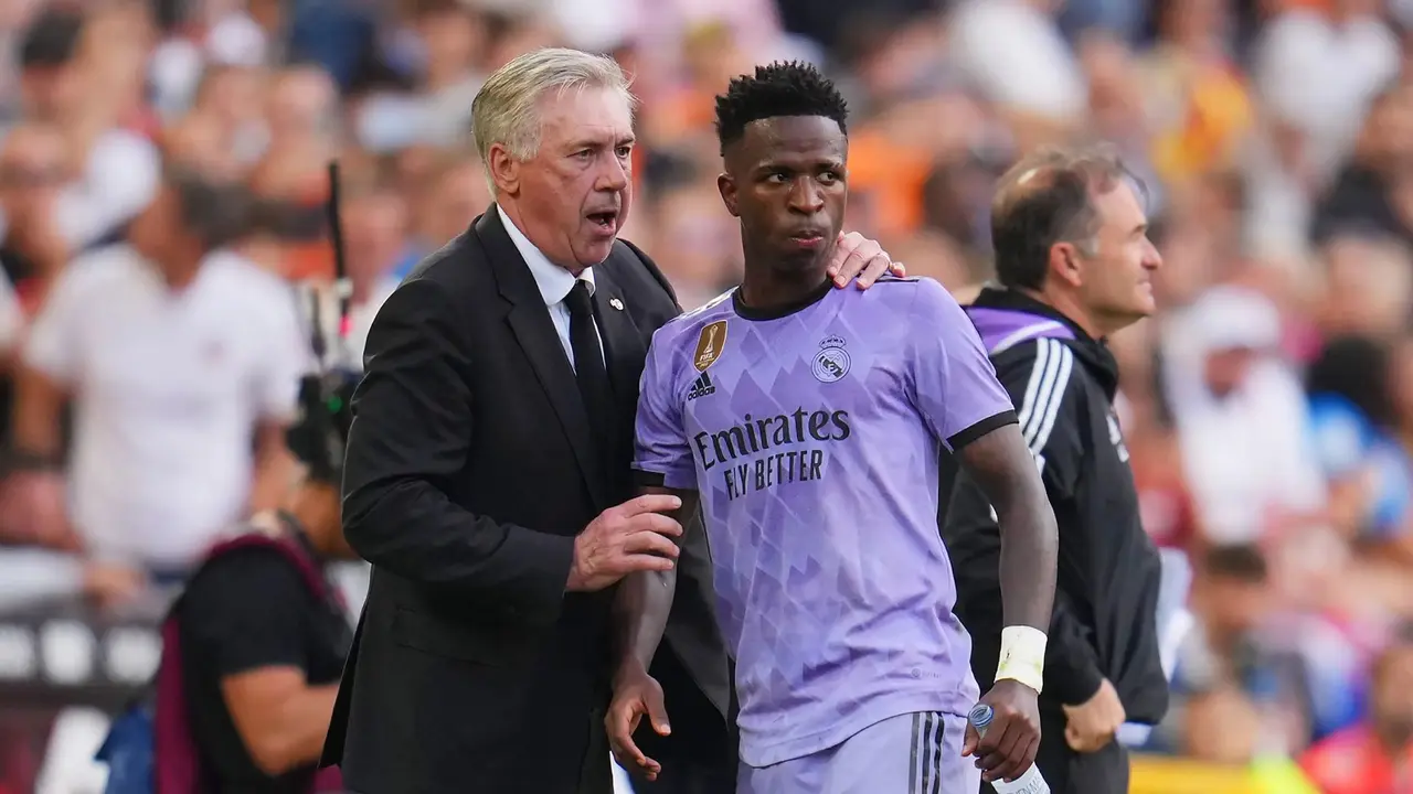 Carlo Ancelotti intentando calmar a Vinicius Jr. / @Twitter