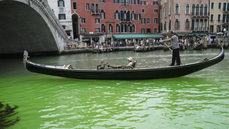 El agua del Gran Canal de Venecia se ti&ntilde;e de verde fluorescente. / Captura de pantalla