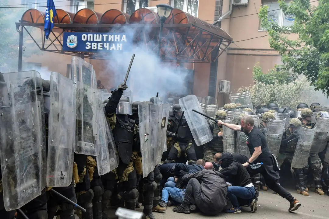 Enfrentamiento entre agentes de la KFOR de la OTAN y manifestantes serbios en Kosovo. / RR.SS.