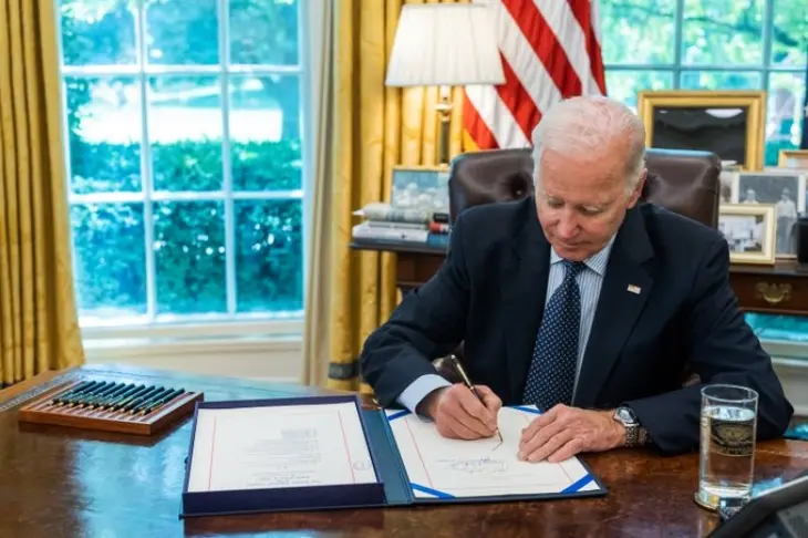 El presidente de EE UU, Joe Biden, firmando la ley sobre el techo de deuda. Twitter @WhiteHouse