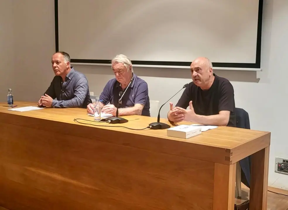 Marcelino Fern&aacute;ndez Mallo, Pablo Gonz&aacute;lez Mari&ntilde;as y Xulio L. Valc&aacute;rcel. / Mundiario