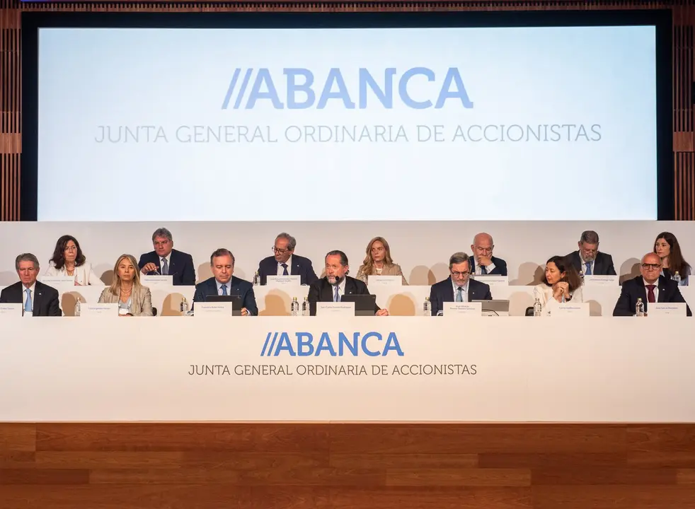 El consejo de administración de Abanca, en la junta general de accionistas. / Mundiario