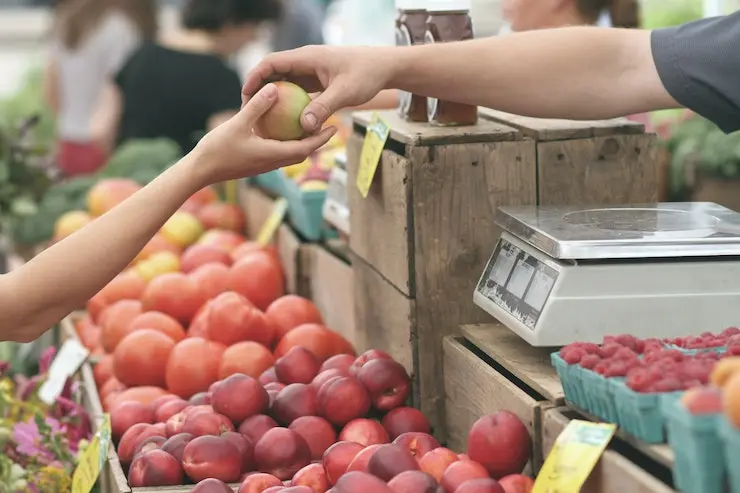 Un mercado de frutas. / Erik Scheel en Pexels
