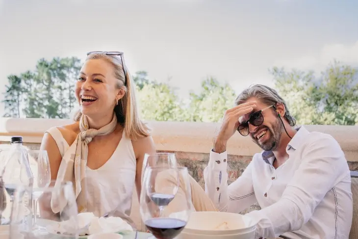 Una mujer y un hombre ri&eacute;ndose. Anna Fothergill en Unsplash