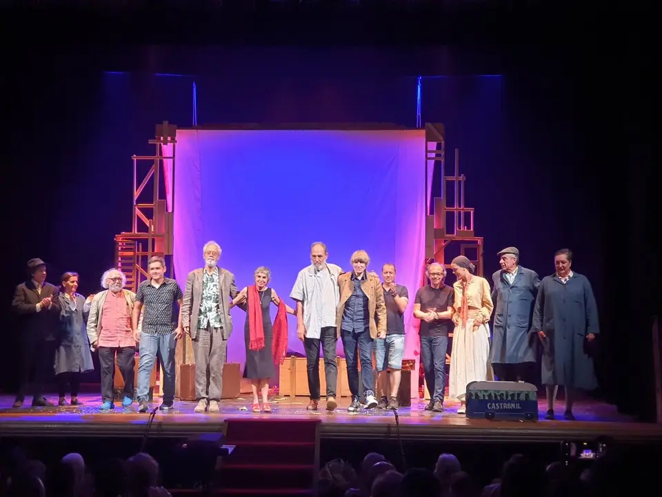 Quico Cadaval con todo su equipo en el Teatro Principal. / Mundiario