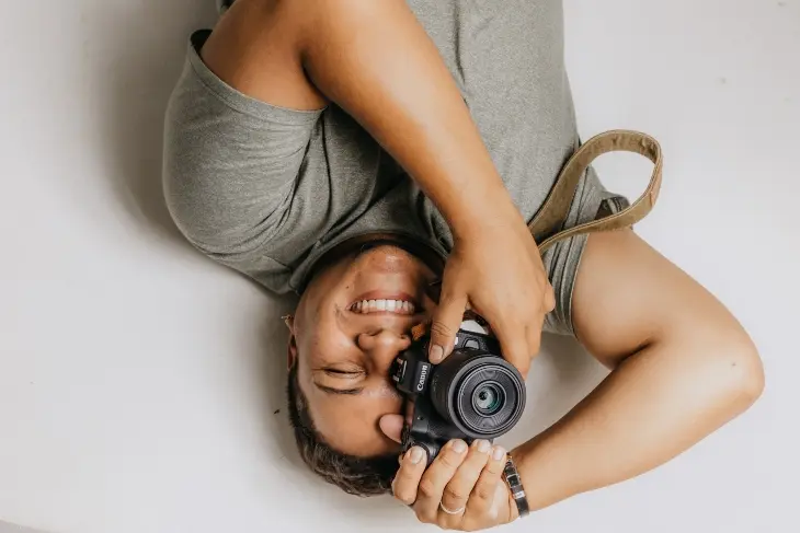 Una persona con una c&aacute;mara. Kawe Rodrigues en Unsplash