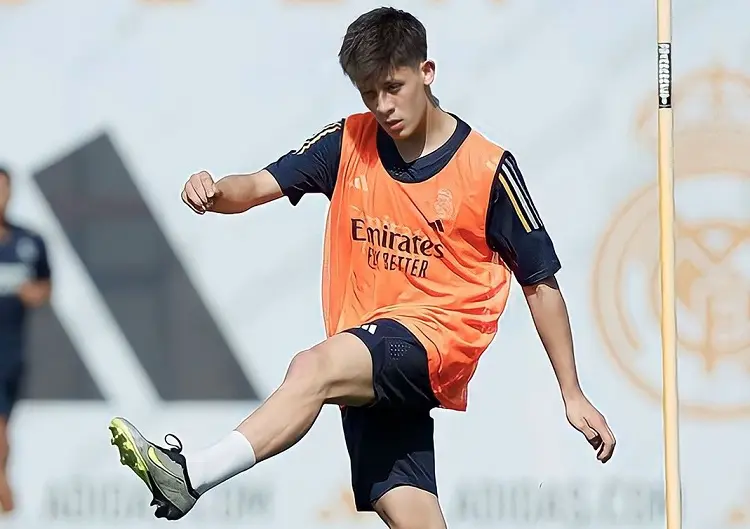 Arda G&uuml;ler mediocampista ofensivo del Real Madrid. @10ardaguler