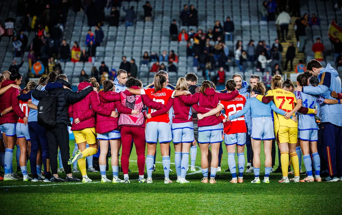 Staff t&eacute;cnico y jugadoras de la selecci&oacute;n espa&ntilde;ola. / @SEFutbolFem