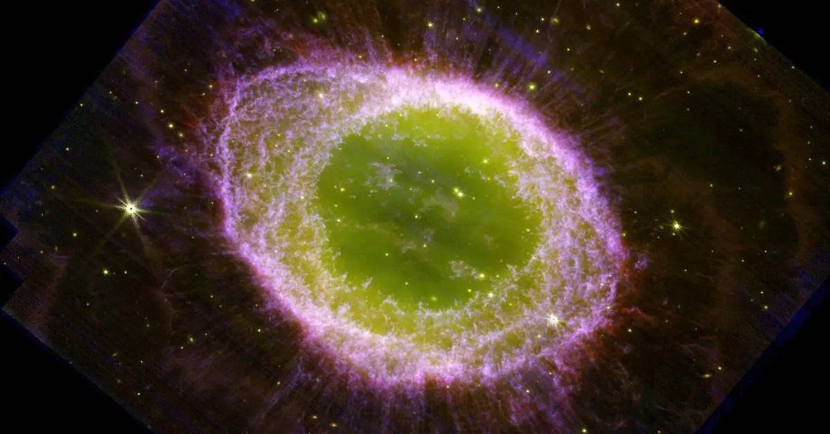 Nebulosa del Anillo obtenida con el instrumento NIRcam del telescopio espacial James Webb. / NASA