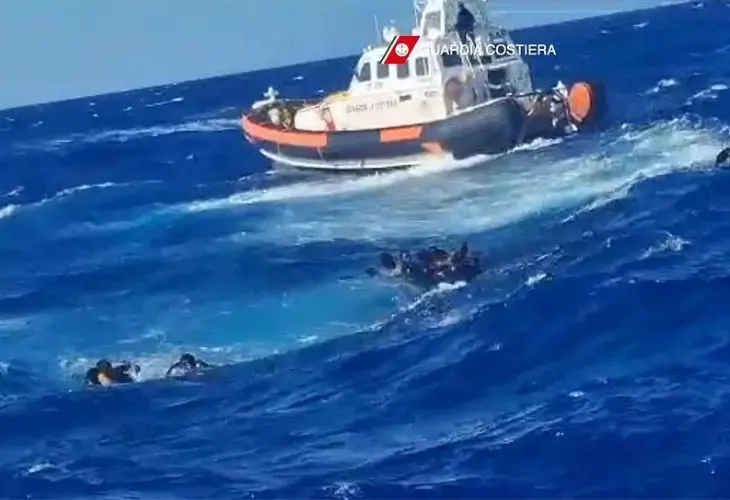 Rescate de migrantes en aguas del Mediterr&aacute;neo. / Guardia costera.