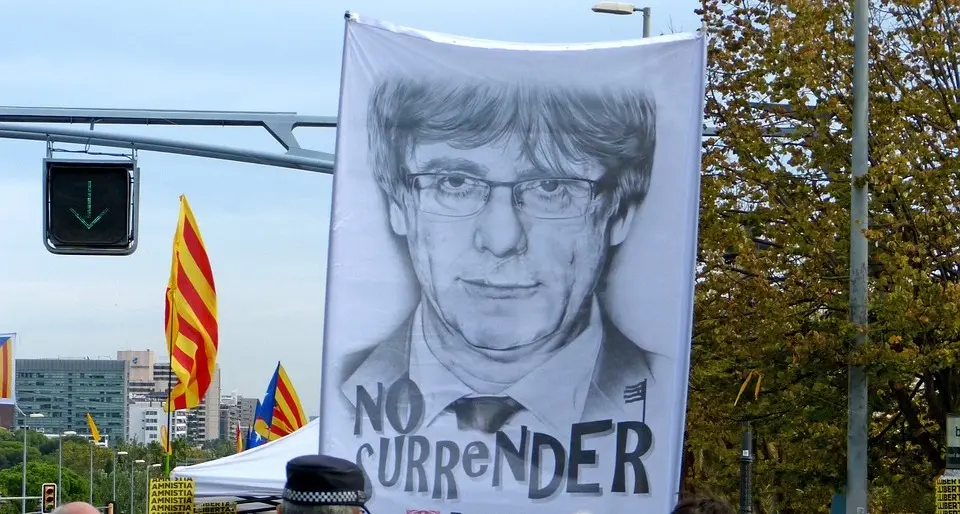Una pancarta con la imagen de Carles Puigdemont en una manifestaci&oacute;n independentista. / Pixabay