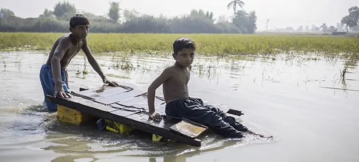 Unos ni&ntilde;os se dirigen a su casa en agua contaminada de una inundaci&oacute;n en Jacobabad, provincia de Sindh, Pakist&aacute;n. / UNICEF.