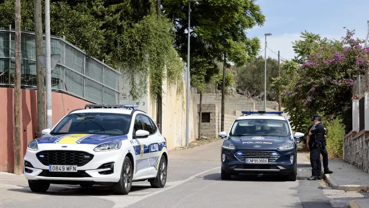 Alrededores de la vivienda acordonada por la Polic&iacute;a Nacional. / RR SS.