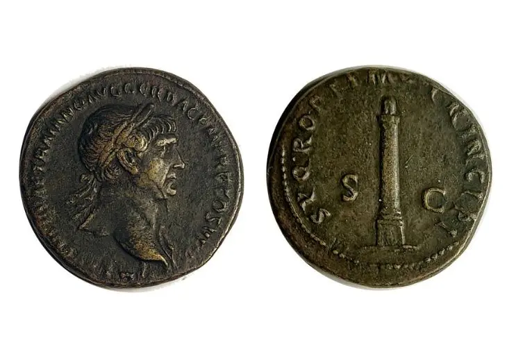 Moneda romana de cobre de Trajano. / RR SS.
