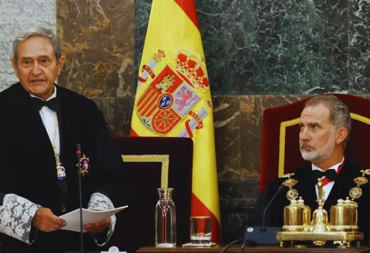 El Rey Felipe VI, junto a Francisco Mar&iacute;n, presidente en funciones del CGPJ y del Supremo. / RR SS.