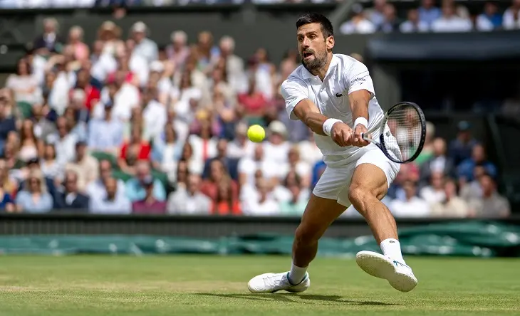 Novak Djokovic, muestra su alcance en la l&iacute;nea de fondo.  / @Wimbledon