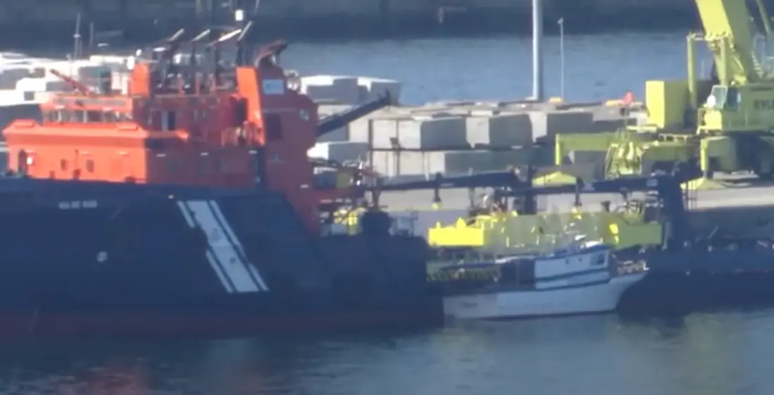 El barco apresado, un pesquero de peque&ntilde;as dimensiones, en el puerto de Vigo. / TV