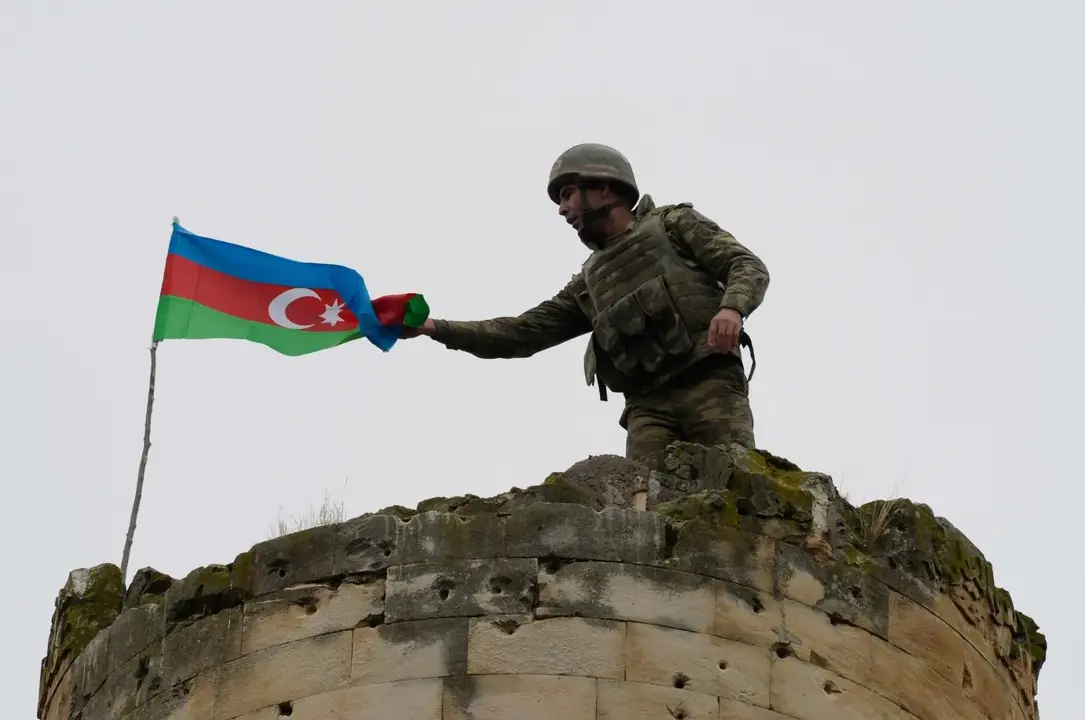 Un militar con la bandera de Azerbaiy&aacute;n. / RR.SS.