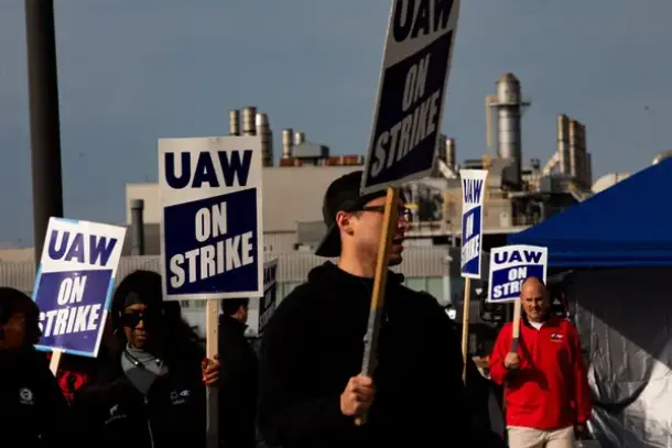 Piquetes del sindicato United Auto Workers (UAW) protestando. / RR SS.
