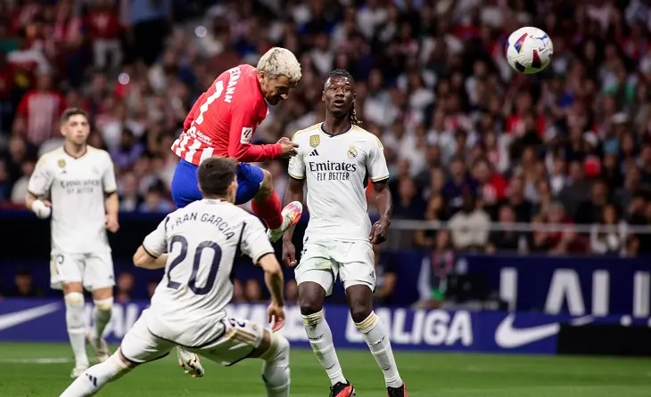 Antoine Griezamann, cebezea solo entre Fran Gracia y Camavinga. @Atleti