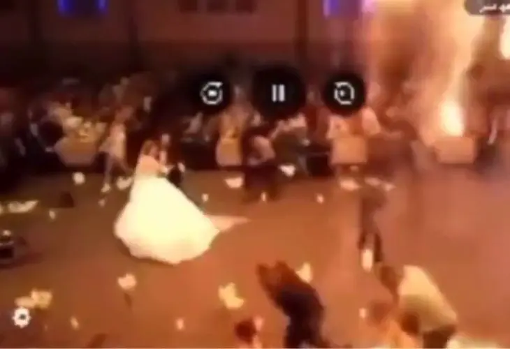 Momento en que comienza el incendio en una boda en Irak. / X.