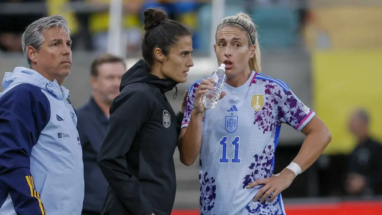 Montse Tom&eacute; dando indicaciones a Alexia Putellas. / @Twitter