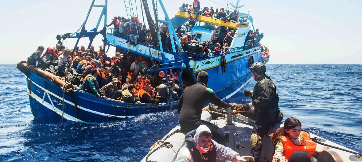 La Armada italiana rescata a un grupo de migrantes en el mar Mediterr&aacute;neo. / Guardia Costera de Italia.