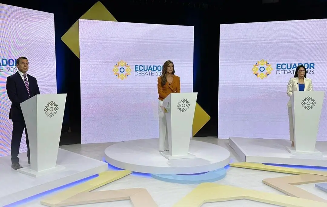 Daniel Noboa y Luisa Gonz&aacute;lez en el debate presidencial en Ecuador. /RR.SS.