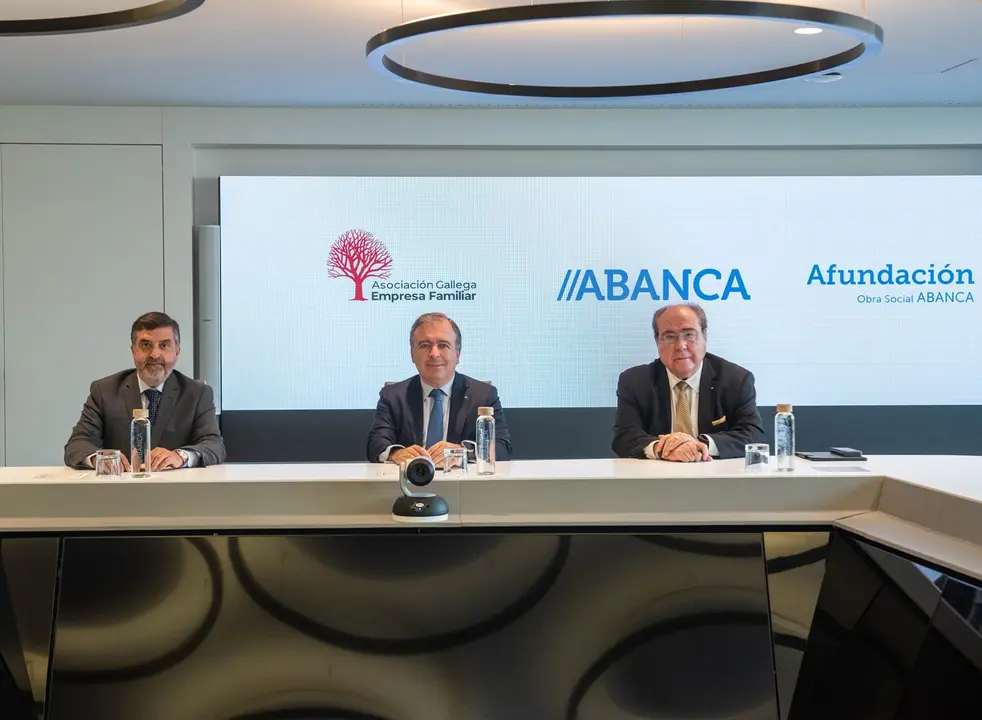 El presidente de AGEF, Jos&eacute; Bernardo Silveira;&nbsp;el consejero delegado de Abanca, Francisco Botas, y el presidente de Afundaci&oacute;n y rector de la UIE, Miguel &Aacute;ngel Escotet.&nbsp;/ Mundiario