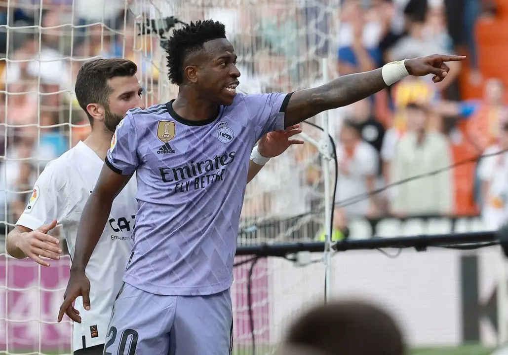 Vinicius se&ntilde;alando a los autores de los insultos racistas en Mestalla. / @Twitter