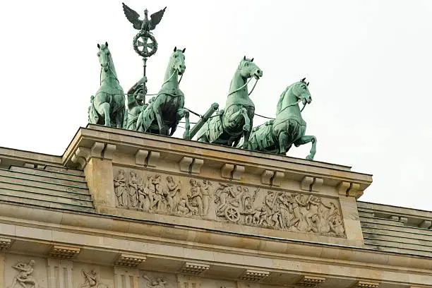 The Quadriga atop the Brandenburg Gate, Berlin, Germany. / Mundiario
