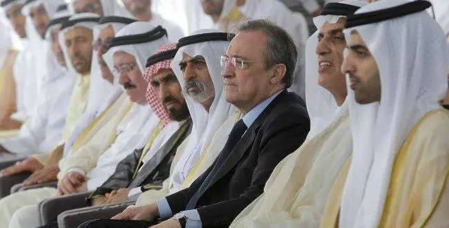 Florentino P&eacute;rez rodeado de jeques. / Mundiario