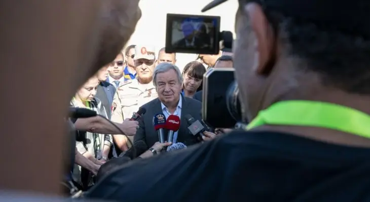 El secretario general de la ONU, Ant&oacute;nio Guterres, habla con los medios de comunicaci&oacute;n en el paso fronterizo de Rafah (Egipto) el 20 de octubre. / ONU.
